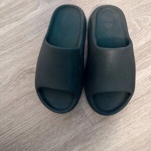 Yeezy slides size 8
